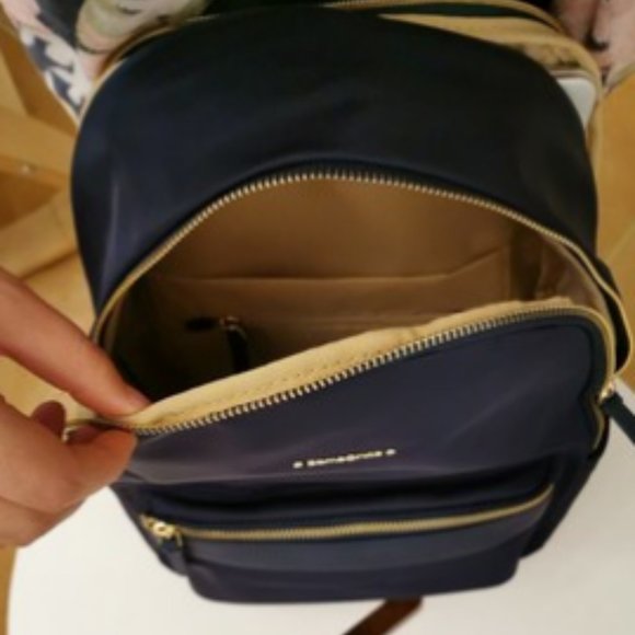 Fashionable and versatile schoolbag